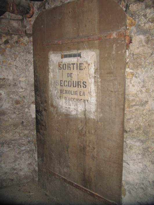 inscription indique que la sortie de secours se trouve à l’intérieur de cette cave