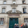 Au 7 rue des Chantiers, devant l’immeuble du Cercle des Ouvriers Maçons et Tailleurs de Pierre. Lors de son édification en 1877, on a trouvé les restes de la base d'une tour de l'enceinte. À gauche, notre guide Jean-François Janin.